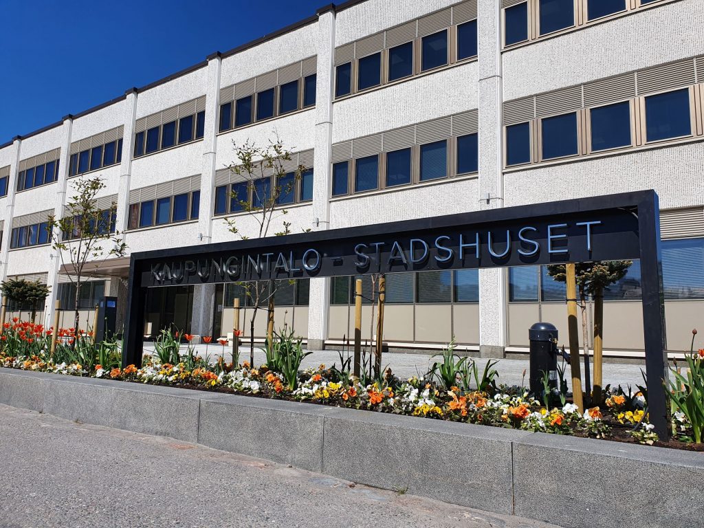 Stadshuset i Karleby ligger på salutorgets norra sida vid Stadssundet.