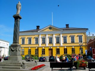 Kokkolan raatihuone ja Mannerheimin aukio kesäisenä päivänä.