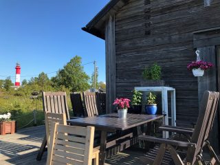 Cafe Tankarin terassilla maistuu ruoka, juoma mutta myös aurinkoinen saaristlaisilma.