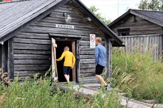 Isä ja poika menossa Tankarin hylkeenpyyntimuseoon.