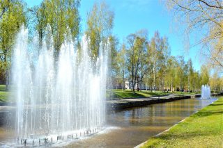 Kokkolan kaupunginsalmi Suntin suihkulähteet tuovat tunnelmaa katukuvaan kesäisin. Kesäinen ilma on kutsunut kaupunkilaisia kävelylle Suntin varrelle. Kesä on juuri puhkeamassa kukkaan.