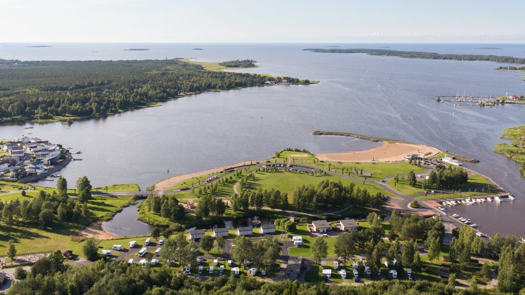 Ilmakuva merren rannalla 2, kilometriä keskustasta Meripuistosta, jolla sijaitsee myös 4 tähden leirintäalueemme Kokkola Camping.