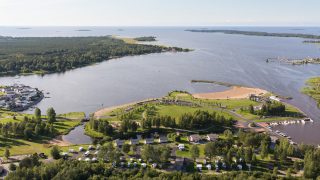 Ilmakuva merren rannalla 2, kilometriä keskustasta Meripuistosta, jolla sijaitsee myös 4 tähden leirintäalueemme Kokkola Camping.