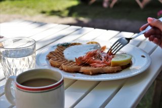 Vohvelikahvila Kokkolan keskustassa tarjoaa herkulliset suolaiset ja makeat vohvelit. Savulohivohvelin lisukkeena on myös kermaviilikastike ja sitruunaviipale.