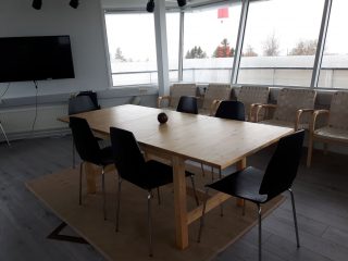 Kokoustila Tornissa on mahdollista kokoustaa tai vaikka yöpyä katsellen huikeita maisemia ikkunoista.