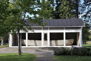 Englanninpuistossa on Krimin sodassa vuonna 1854 englantilaisilta sotasaaliiksi saatu maihinnousuvene, joka on tiettävästi ainoa säilynyt, tyyppiään edustava englannin laivaston alus.