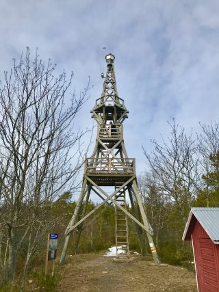 Ohtakarin pooki on suuri näköalamasto, jonne pääsee kiipeämään ja ihailemaan maisemia. Pooki on toiminut myös tunnusmerkkinä kalastajille.