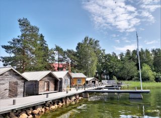 Cafe Byggan Öjassa on tunnelmallinen rantakahvila.