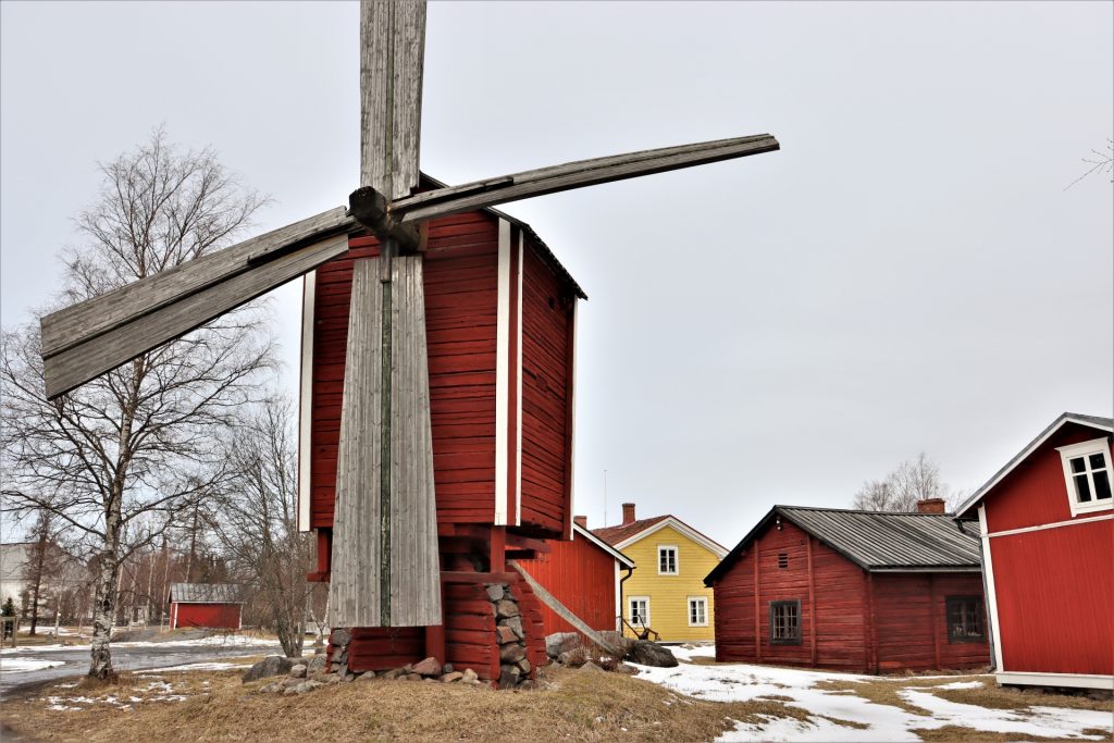 Kaarlelan kotiseutumuseo edustaa paikallista 1800-luvun talonpoikaiskulttuuria. Kotiseutumuseon pihapiiriin astuessa voi aistia pysähtyneen 1800-luvun tunnelman.
