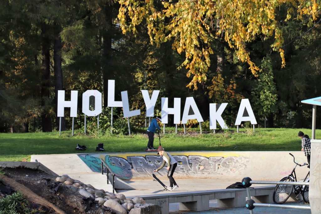 Kokkolan Suntin varrella sijaitseva Brita Marian aktiviteettipuisto on hyvä temmellyspaikka lapsille ja nuorille. Isot skeittirampit tarjoavat skeittaajille hyvän harrastuspaikan.