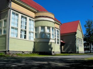 Renlundin koulun puinen osa vuodelta 1909 edustaa loisteliasta puujugendtyyliä.