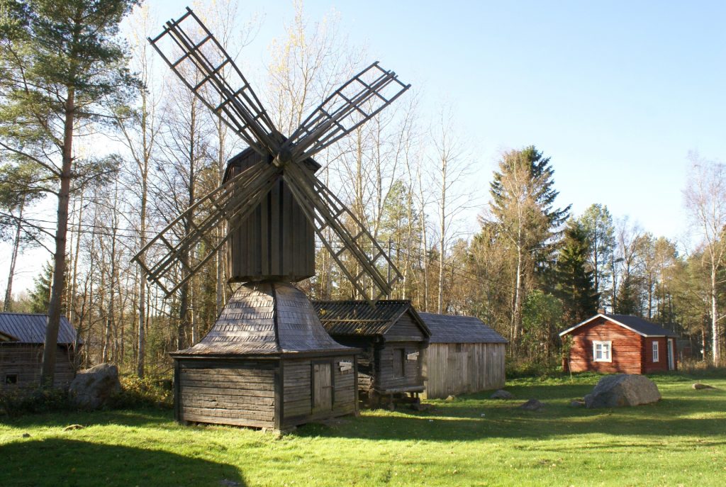 Lohtajan kotiseutumuseon pihassa on hieno puinen tuulimylly.