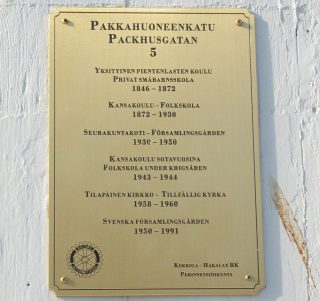 Pientenlasten koulu-kyltti.