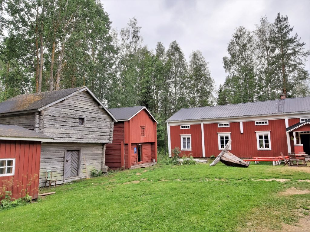 Pohjalaisessa pihapiirissä, hirsirakennusten hiljaisessa harmoniassa on henki, joka on jäänyt elämään Veikko Vionojan taiteellisessa työssä.