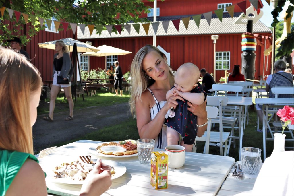 En familj i Karlebys Vohvelikahvila