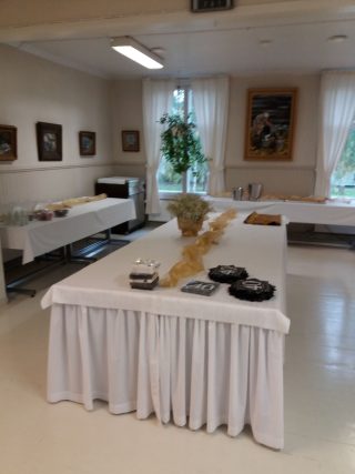 The building has a hall for 120 people and a stage, dining room and kitchen, as well as tablecloths and tableware for 120 people.
