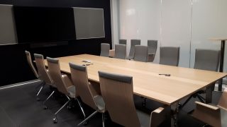 Glasväggarna mot Gamlakarlebyaulan fungerar elektroniskt och kan helt dimmas eller öppnas helt.