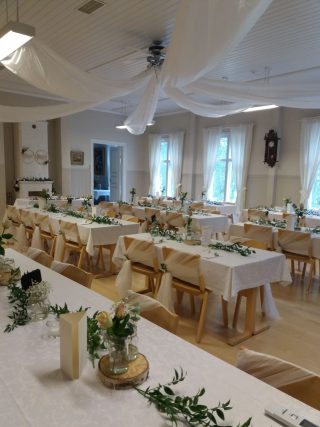 The building has a hall for 120 people and a stage, dining room and kitchen, as well as tablecloths and tableware for 120 people.