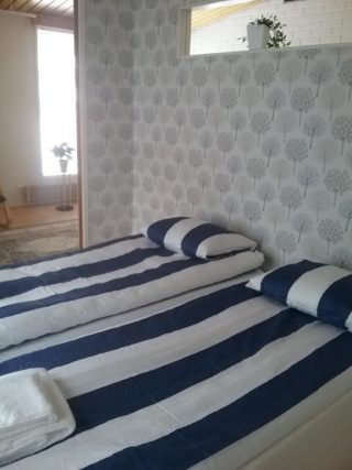Asumistila on 50-60 m2/huoneisto ja sopii mainiosti yhdelle tai kahdelle, mutta myös lisävuoteita järjestyy.