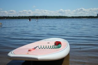 SUP-lauta kesäisellä rannalla