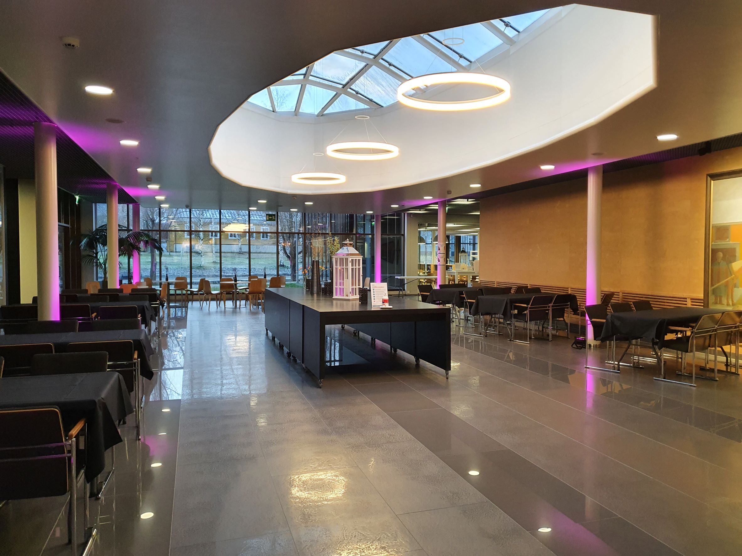 Ljus lobby intill Karlebysalen.