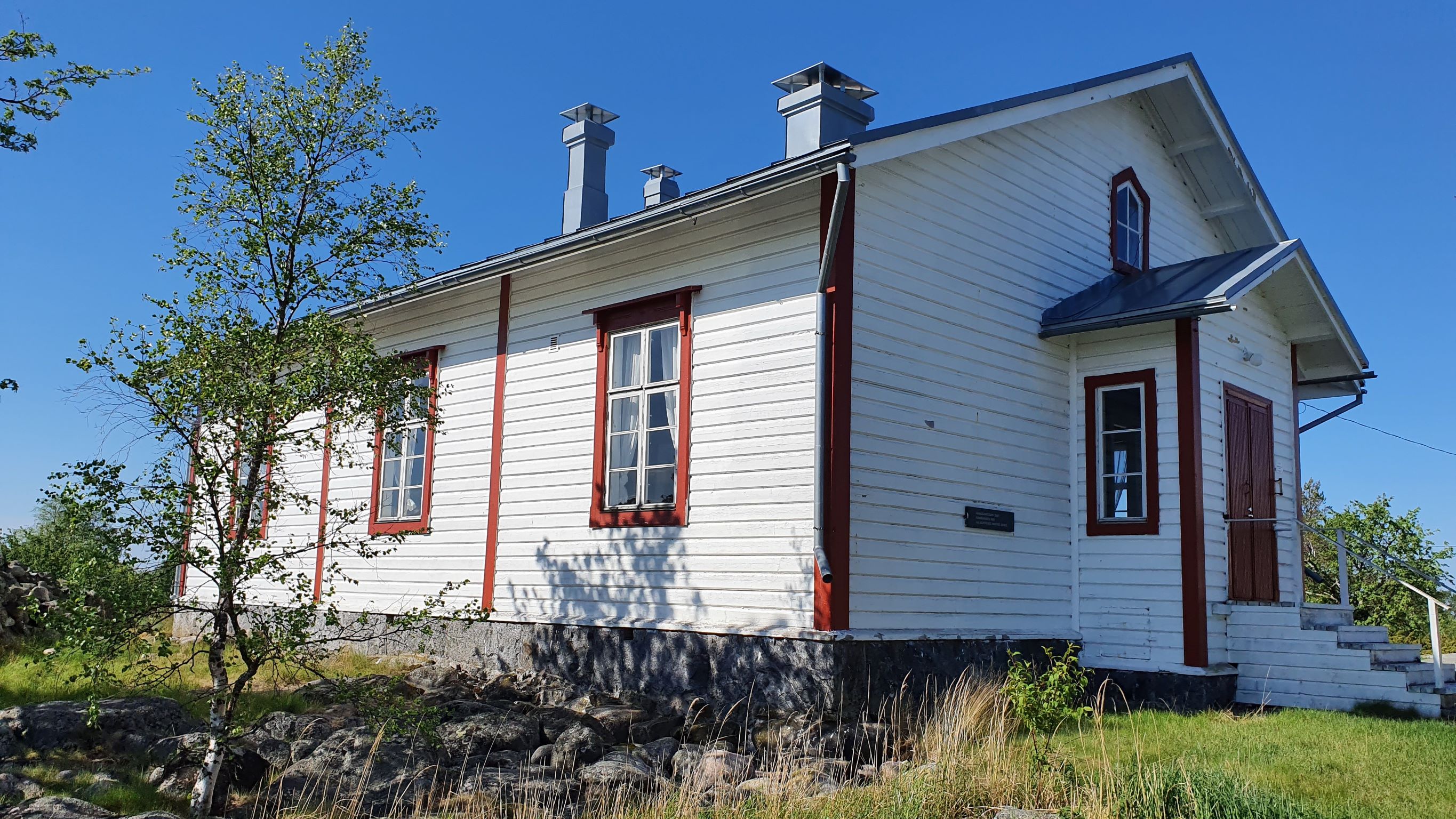 På fyrön Tankar finns det olika sorter av logi. Bildens gamla trähus fungerar på sommrarna som ett gäshus.
