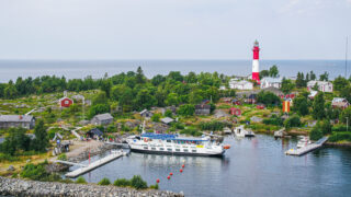 M/S Jenny kiinnittyneenä Tankarin majakkasaaren satama-altaan laituriin. Tankarin puna-valkoraitainen majakka odottelee jo vieraitaan.