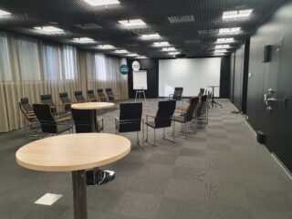 Oppistan kokoustila muovautuu myös käteväksi aivoriihi tai panelikeskustelutilaksi.
