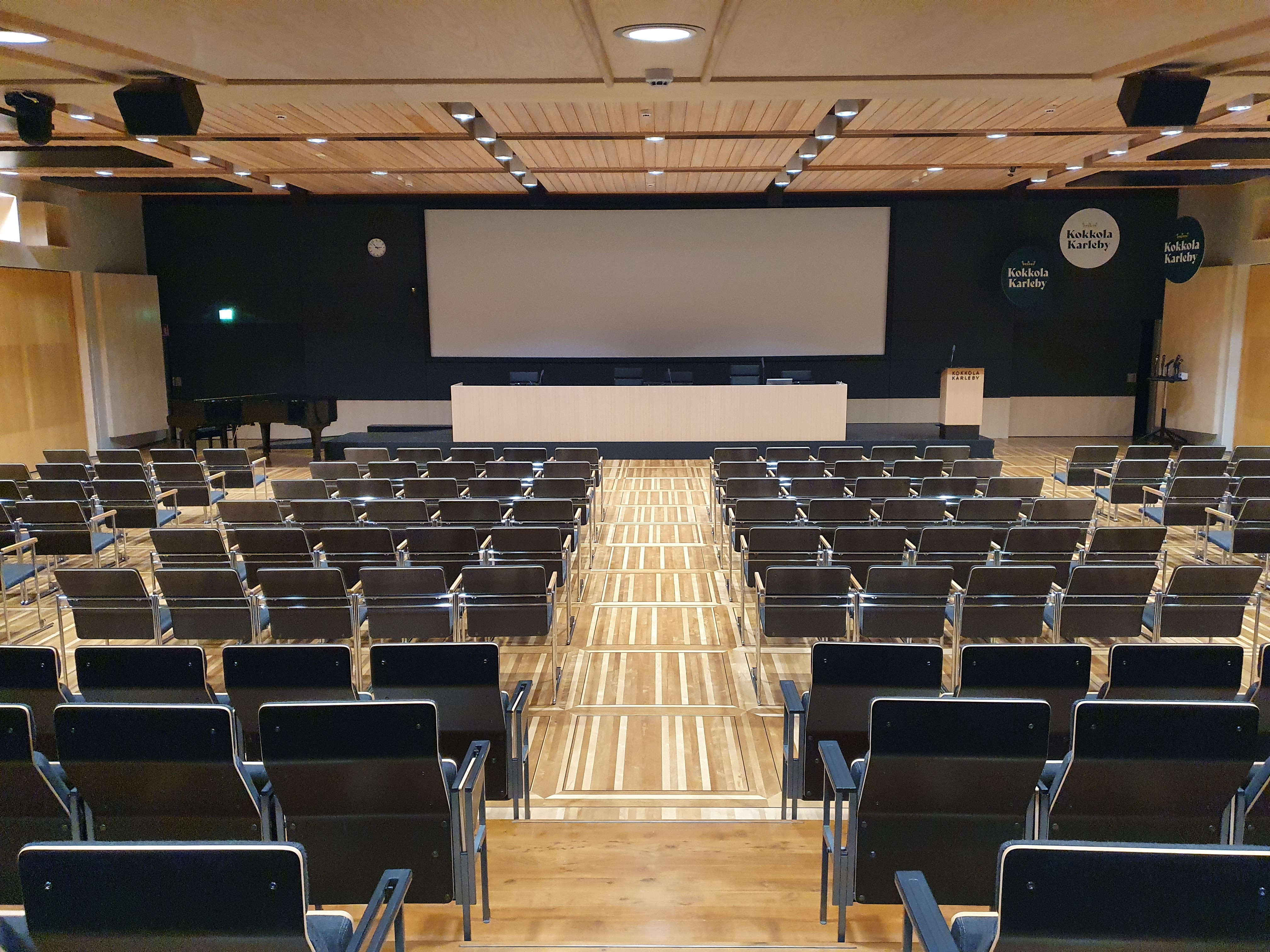 Kokkolasalissa järjestät niin isoja gaalatilaisuuksia kuin pienempiä seminaareja, miksei myös konsertteja. Sali on monipuolinen ja hyvin muokattavissa vaikka teatterimuotoon.