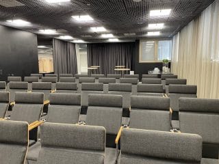 Mötesrummet Oppistan nås via stadshusets huvudkorridor. Från korridoren finns insyn till mötesrummet, men vid behov kan rummet göras mer privat med hjälp av gardiner.