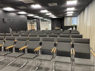 Glasväggarna på entrésidan av representationslokalen Oppistan kan täckas med gardiner.