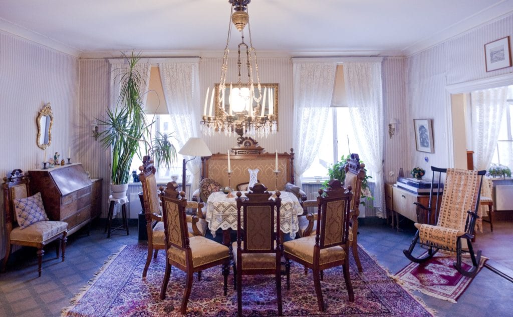 In 1997, siblings Helmer and Märta Drake bequeathed their home and its contents to the City of Kokkola as part of their will. Nowadays it is an interesting museum home, in which the same artisan family lived for four generations.