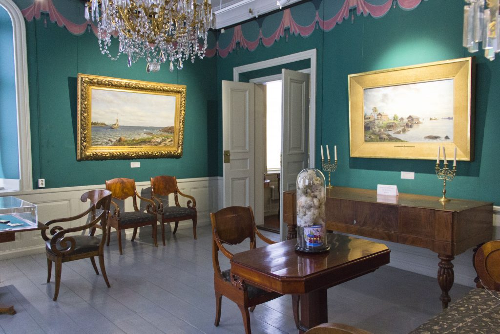 Kuva K.H.Renlundin museosta Pitkäsillankadulta. Talon yläkerran ns. vihreässä huoneessa on kauppias Renlundin lahjoittamia huonekaluja ja arvokkaita tauluja ripustettuina vihreäksi maalatulle seinälle.