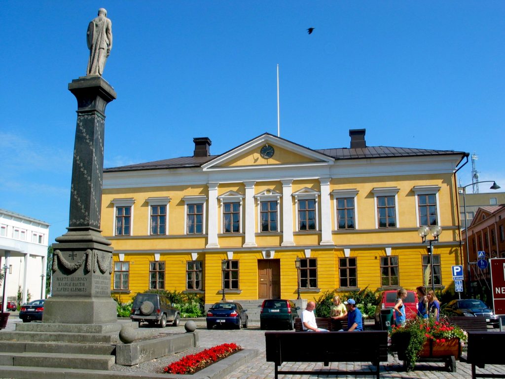 Karleby Rådhus på Mannerheimsplatsen