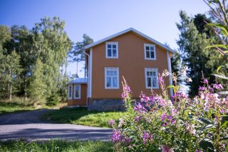 Sundholmin majoitustila sijaitsee idyllisessä maalaismaisemassa Öjassa. Maalaistalo 1800-luvulta on hyvin varusteltu ja kodikkaaksi kunnostettu.