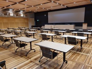 Kokkola Hall is ideal for speeches but also suitable for music and gala events. The facilities are accessible to guests with disabilities.