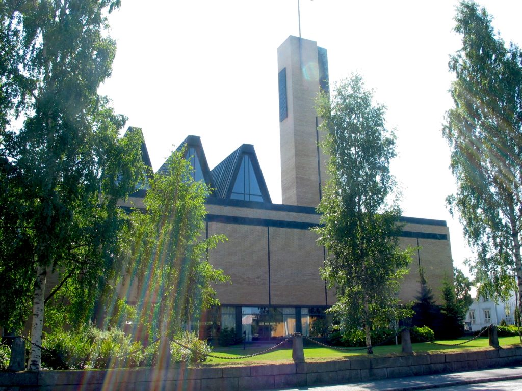 Nykyinen arkkitehti Aarne Nuortilan suunnittelema kirkko valmistui vuonna 1960.