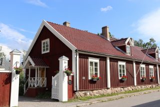 Isokadun ja Pakkahuoneenkadun kulmassa on punainen Rahmin talo, joka on yksi vanhimpia säilyneitä porvaristaloja Kokkolassa.