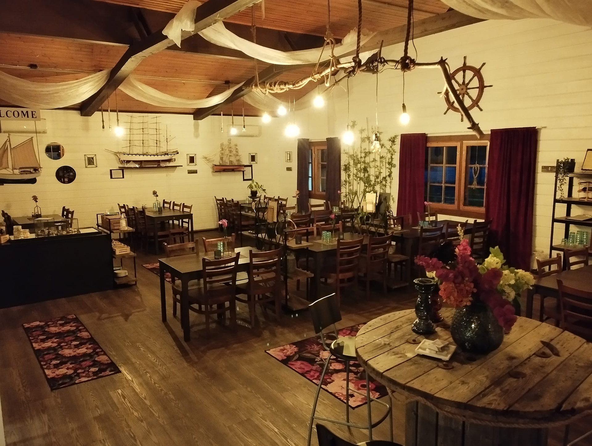 Meriravintola Wanha Wellamo Kokkolan Ykspihlajassa tarjoaa lounasta, á la carte, juhlatiloja niin yksityis- kuin yrityskäyttöön.