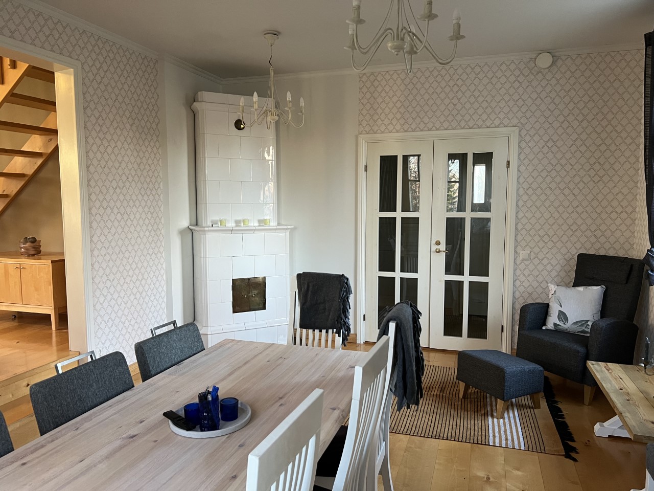 Villa Suntinhovi has a cosy livingroom with a white coloured fireplace.