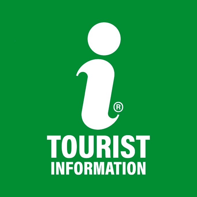 Tourist Information - Matkailuneuvonnan tunnistat merkistä jossa on aaltoileva i-kirjain vihreällä pohjalla ja lisätekstillä Tourist Information.